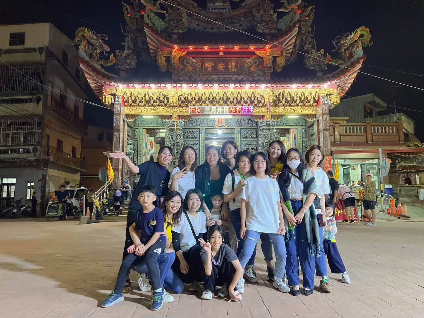 嘉義免費收驚問事-信徒虔誠參拜現場